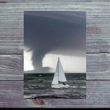 Postkarte. Karte mit Segelboot und Windhose. ...