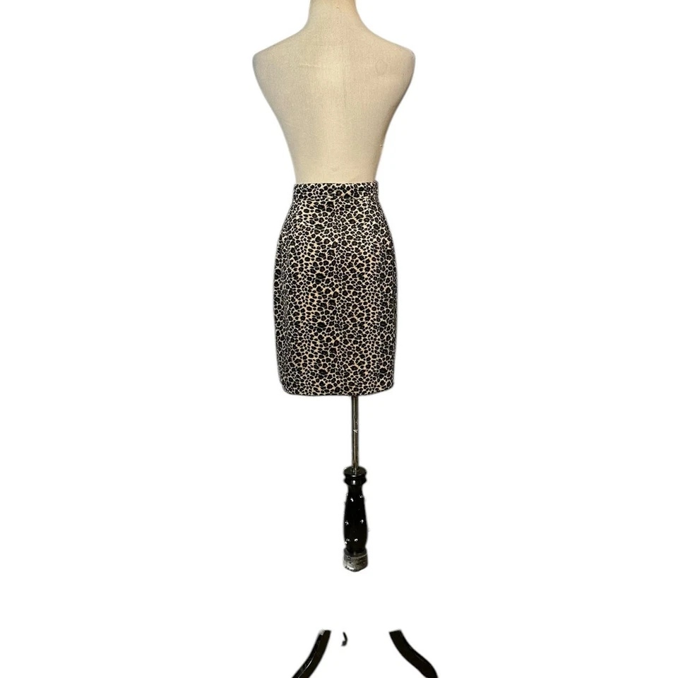 CLIO 奶油棕色豹纹天鹅绒裹身迷你半身裙,尺寸 4 — 第 2/4 张图片