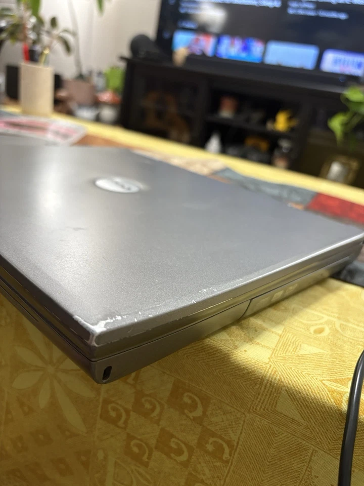 Laptop Dell Latitude D600 Vintage Funciona con Cargador Original y Batería Nueva Foto 2 de 4