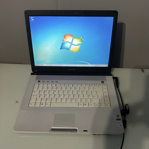 SONY Vaio PCG7G1M Laptop 150GB HDD 1GB Ram Windows 7 Wifi cam CD