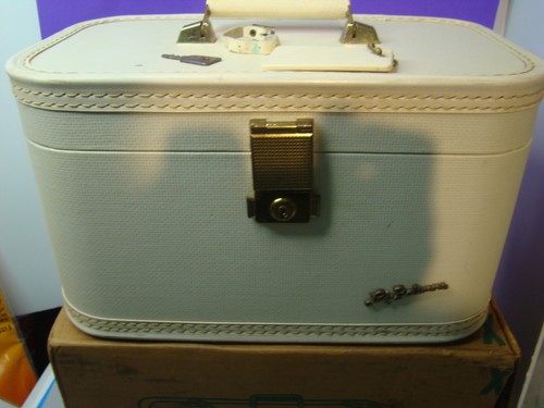 Vintage Lady Baltimore Train Case White With Gold Hardware key tray mirror box - Picture 4 of 22
