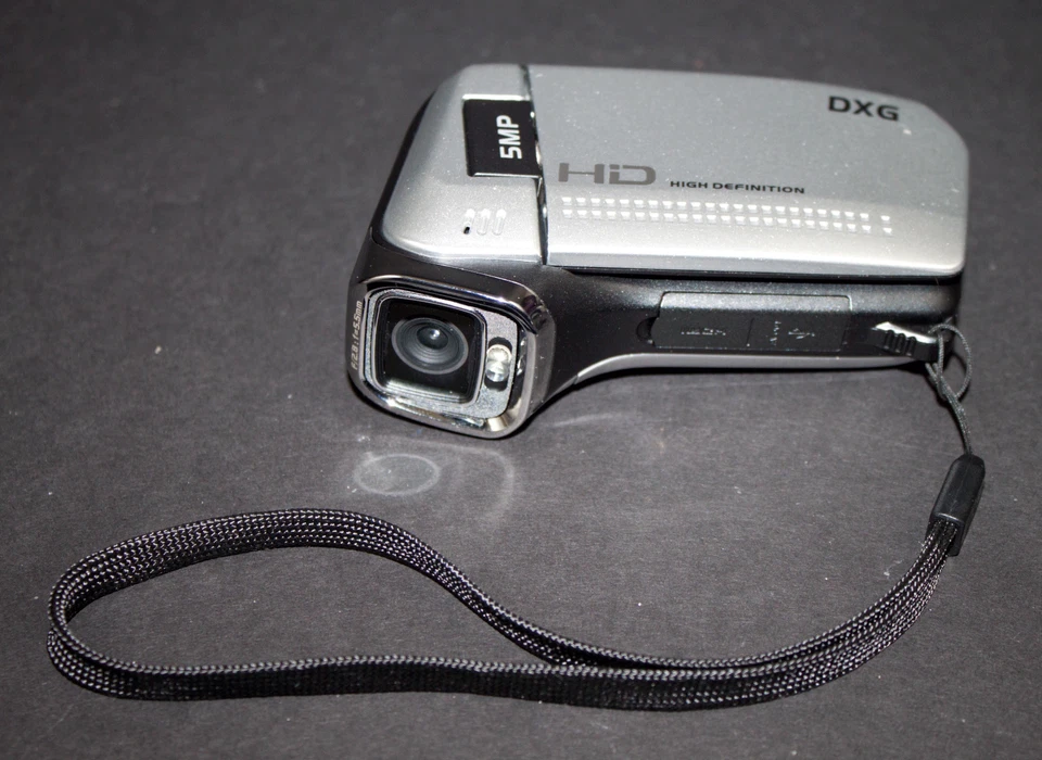 DXG QuickShots DXG-5B6V 32 MB Camcorder - Silver - Image 4 of 4