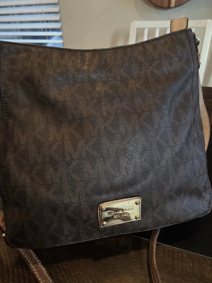 Bolso de mano Michael Kors de cuero marrón con monograma logotipo de firma bandolera Jet Set Foto 3 de 4