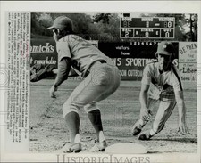 1974 Press Photo 14-Year-Old Baseballer Jorge Lebron Dives Back to 1st Base, NY