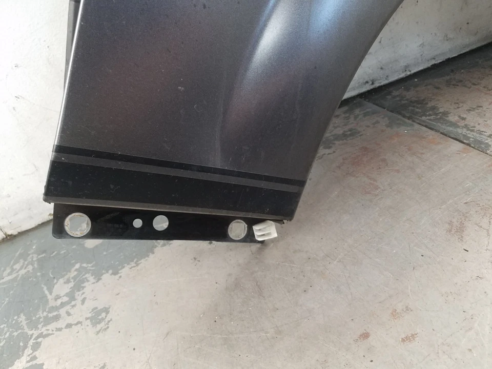 2012 梅赛德斯奔驰 AMG C 63 右乘客挡泥板 - * #0967 G4 — 第 3/4 张图片