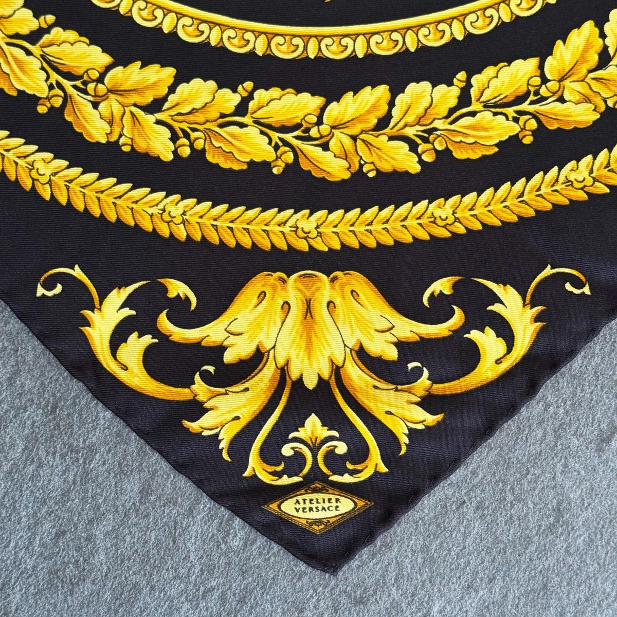 GIANNI VERSACE silk neck scarf Baroque print size 17