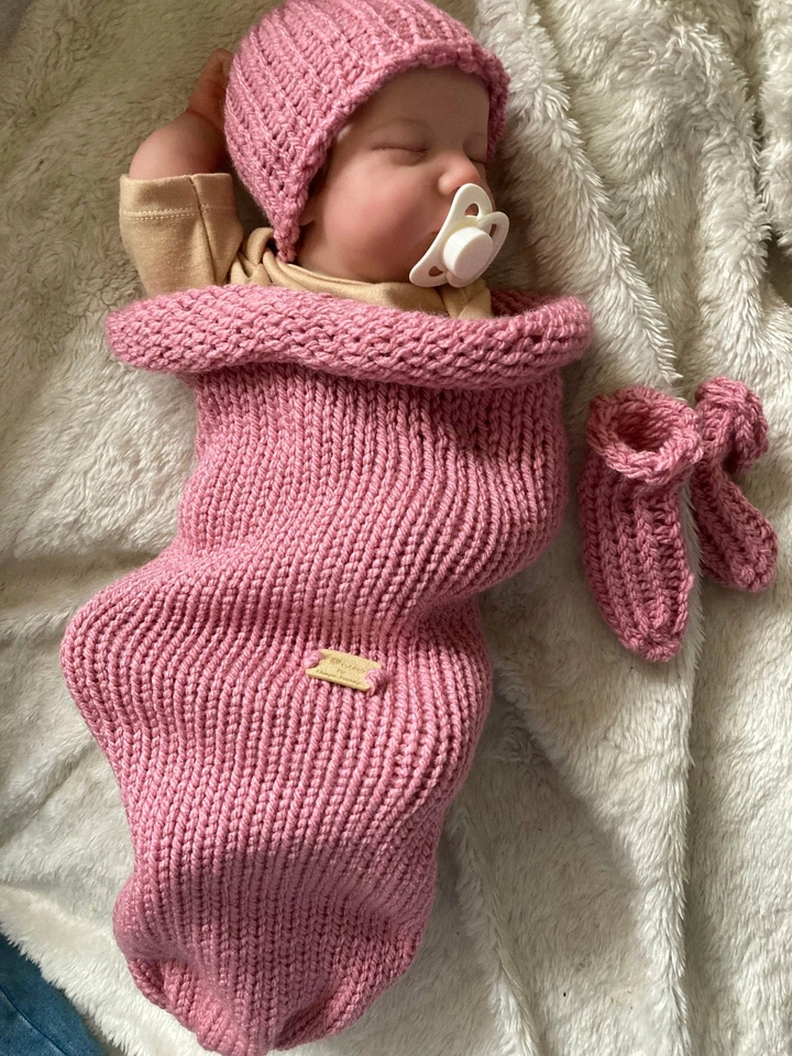 Rosa Oscuro por Único Lujo Hecho a Mano Tejido Bebé Niñas Cocoon, Conjunto de Calcetines y Sombrero Foto 3 de 4