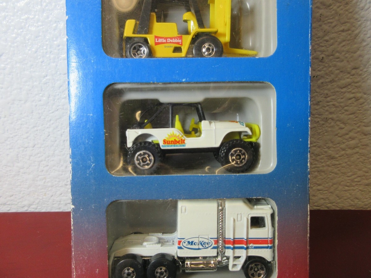 Hot Wheels Little Debbie Snacks 3台パック s-l400.jpg