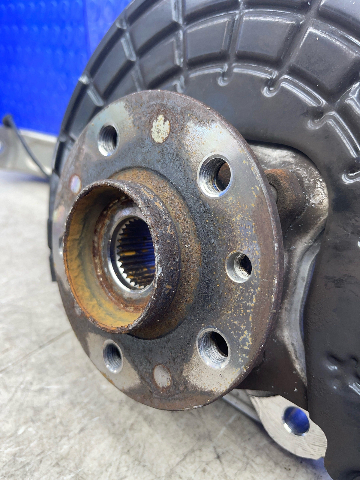 2017-2022 MASERATI LEVANTE OEM FRONT LEFT SPINDLE KNUCKLE WHEEL HUB