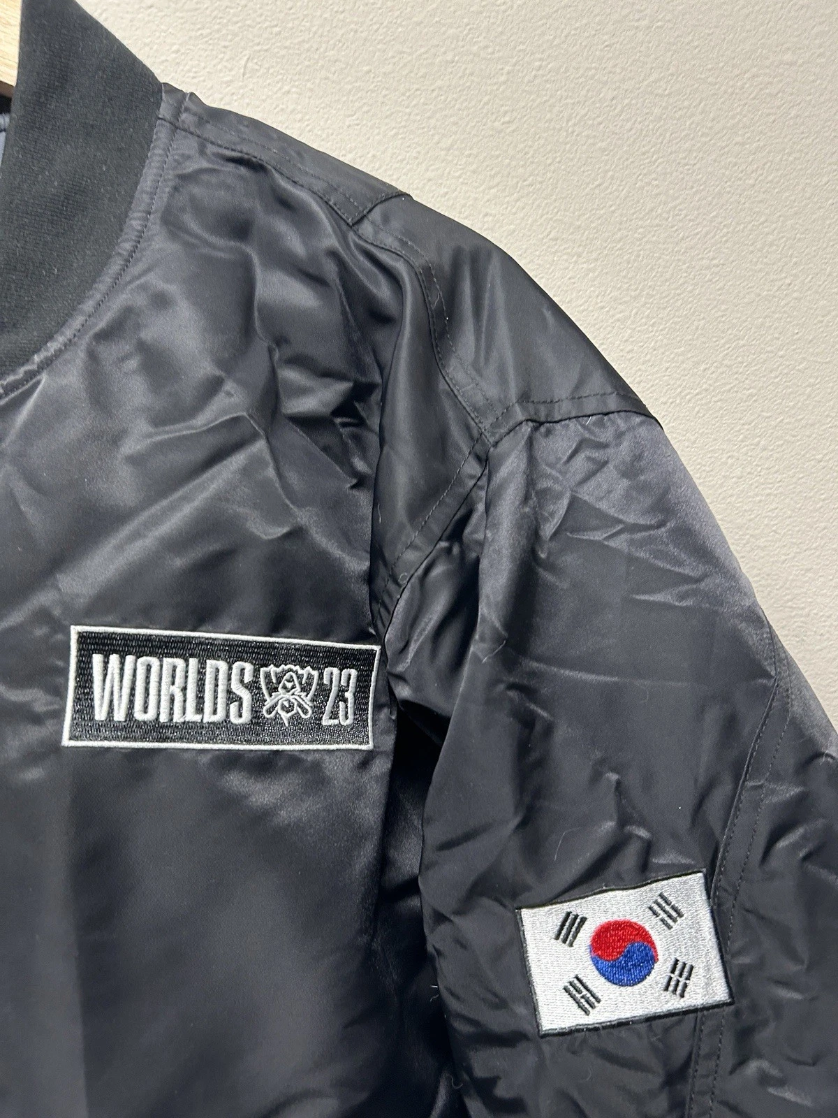 LEAGUE OF LEGENDS 2023 World Championships Korea Staff Bomber Jacket Large Riot image 3