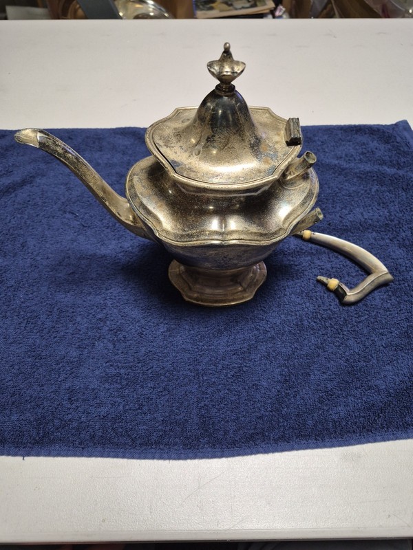 Reed & Barton Sterling Silver Hepplewhite 560 2.5 Pint Coffee Pot   28.7 0Z T