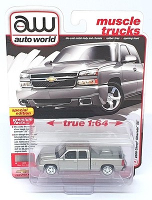 Auto World Maßstab 1:64 AW64462 - 2006 Chevrolet Silverado SS Truck - met. Grau