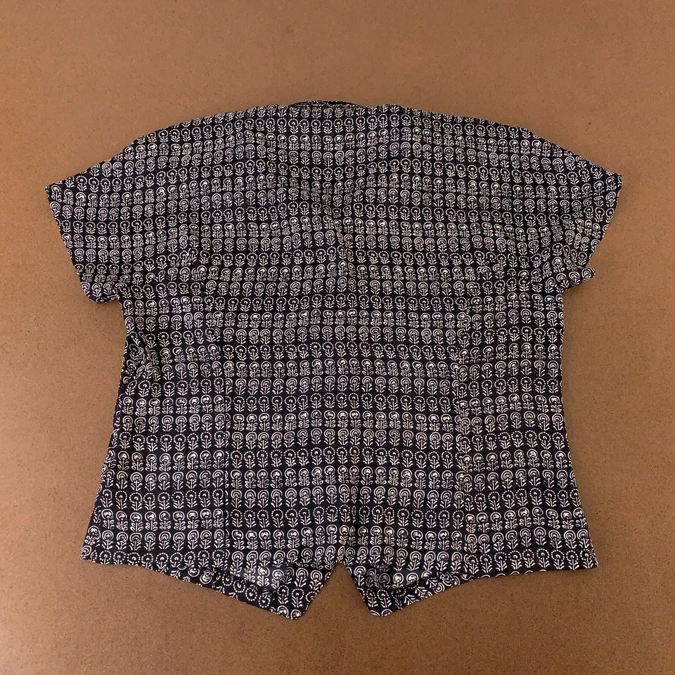 Liz Baker Essentials女式14黑色白色花卉短袖纽扣前上衣 — 第 3/4 张图片