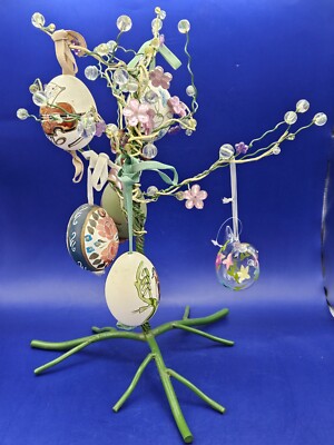Deko Eierzweige Baum mit verzierten leeren Eierschalen und einem Glasvogel