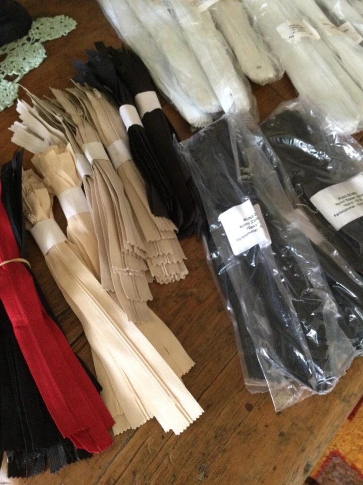 Joblot sewing accessorie.NEW Zips,over 200 22 cm ,30cm,35 cm.top quality nylon  - Image 3 of 4