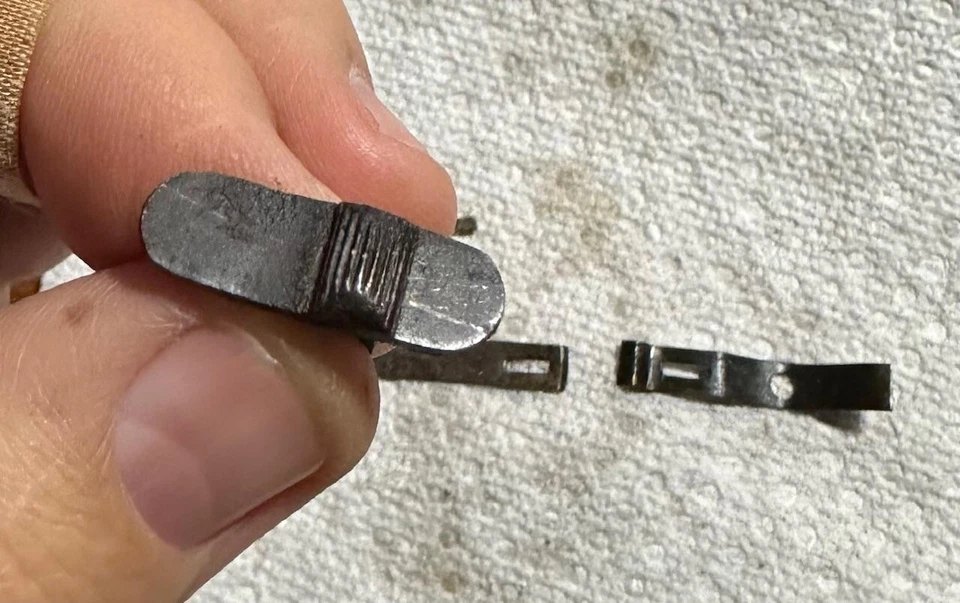 Baker Batavia Leader Doble Cañón SxS 12 Ga Escopeta Seguridad Pulgar Slide Piezas Foto 2 de 2