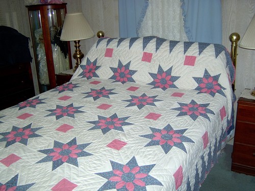 Hand Made King/Queen Daisy Star Quilt 92x104