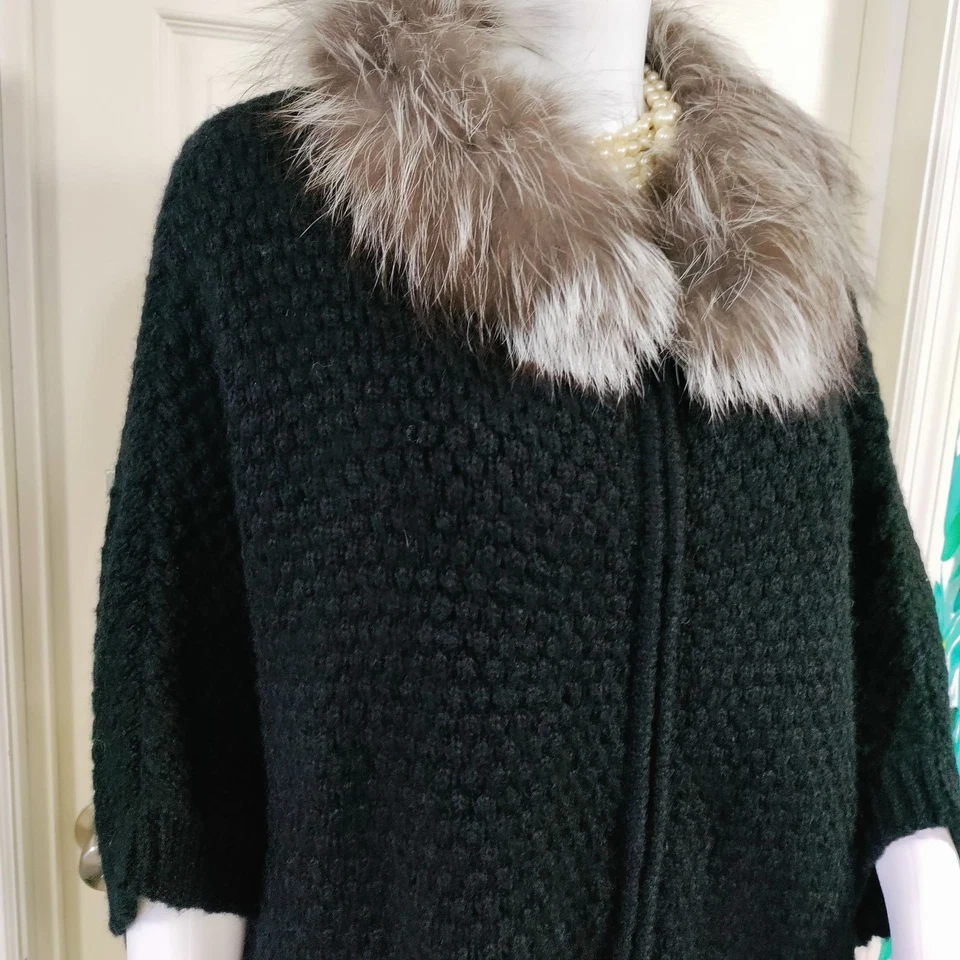 Nuevo con etiquetas Poncho tejido Adrienne Landau verde oscuro cuello de piel de zorro real cierre de cremallera OS Foto 2 de 4