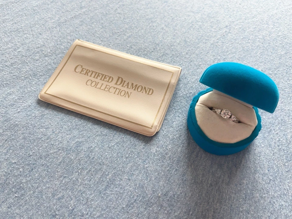 Anillo de diamantes Lilla - montura de platino - 0,82 quilates - corte brillante redondo Foto 3 de 4