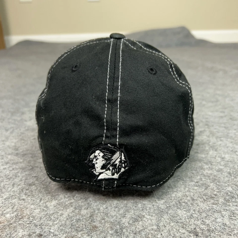 Gorra North Dakota Fighting Sioux Flex para Hombres Pequeña Negra NCAA Hockey College Foto 3 de 4