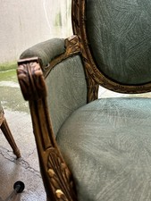 Divano vintage a due posti in legno intagliato e dorato