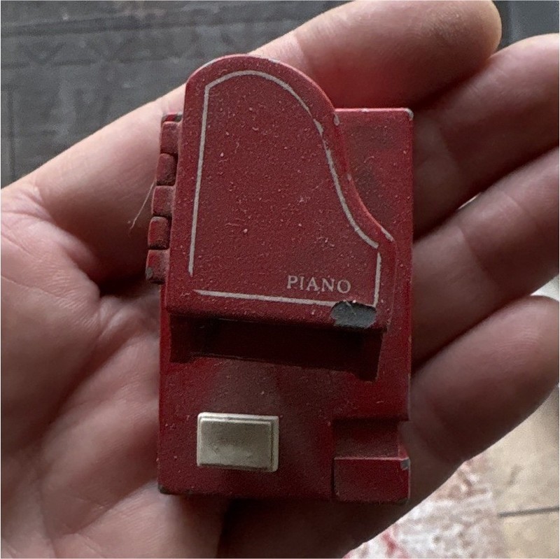 Dollhouse Miniature Piano 1:12 Scale Red & White Single Unit, 1 Item