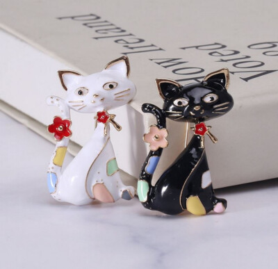 Niedliche Schmuck Brosche Katze weiß oder schwarz aus Edelstahl.