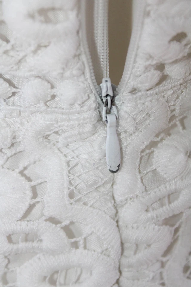 Vestido BB Dakota para mujer de algodón con cuello en V sin mangas con volantes texturizados blanco talla 0 Foto 4 de 4