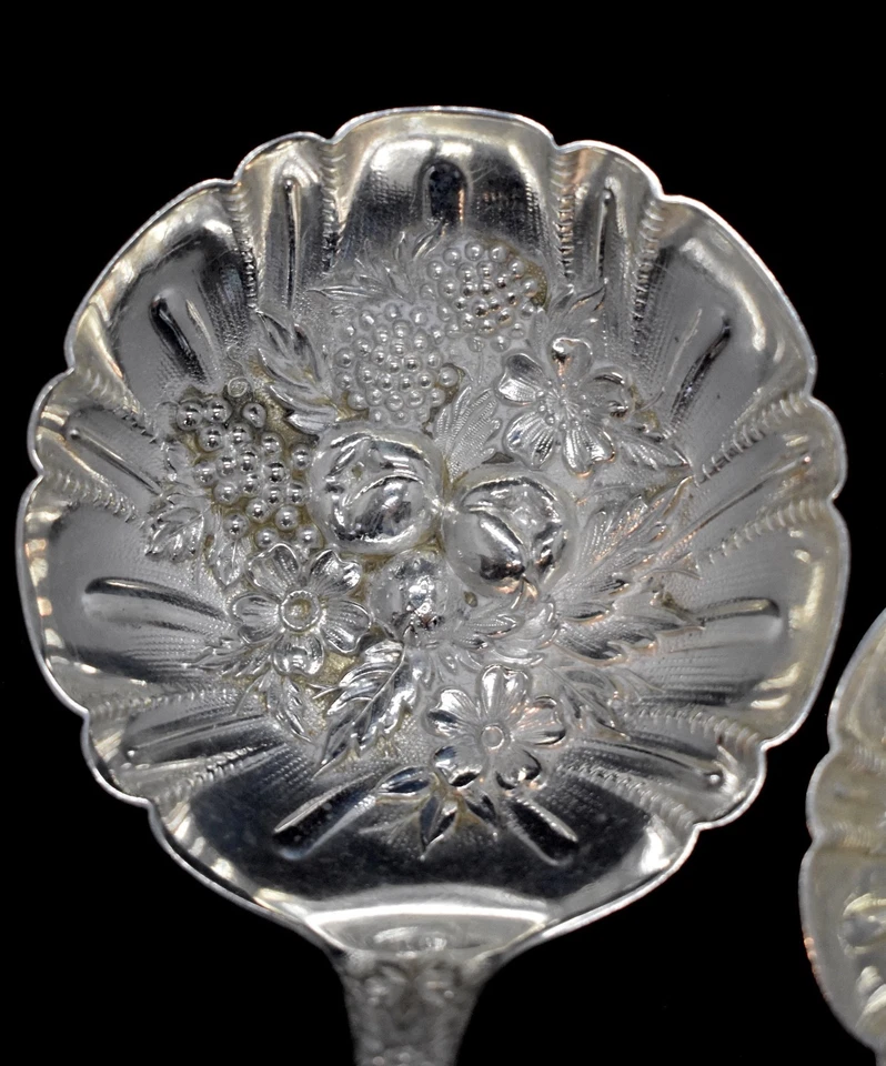 JUEGO DE PLATA ESTERLINA KIRK REPOUSSE DE LAS DOS LONGITUDES DIFERENTES DE BERRY/BON BON Foto 2 de 4