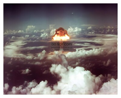 ATOMIC BOMB ''FAT MAN'' DETONATING ON NAGASAKI JAPAN 1945 8X10 PHOTO