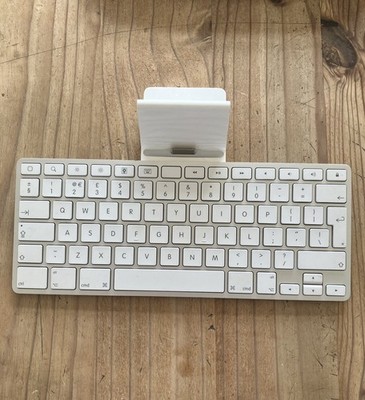 Apple A1359 UK Keyboard Dock für iPad oder iPhone mit 30 Pin Connector