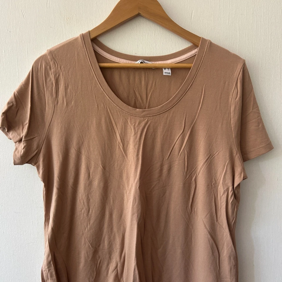 Camiseta IsaacMizrahiLive Feminina Grande Bronzeada Decote Redondo Bainha Babado Manga Curta Top - Imagem 3 de 4