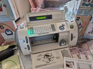 CRICUT ELECTRONIC CUTTER Crafting Machine & Bonus 6 CARTRIDGES Tool BUNDLE