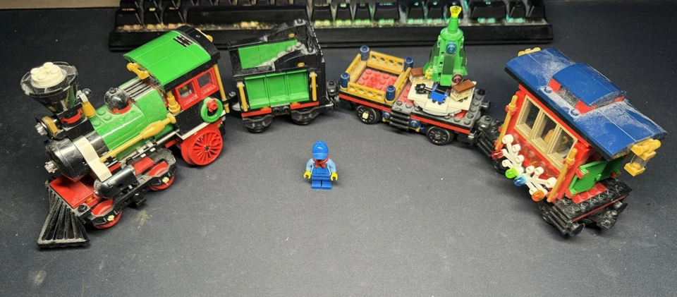 LEGO 10254 Winter Holiday Train, photo 1 of 5