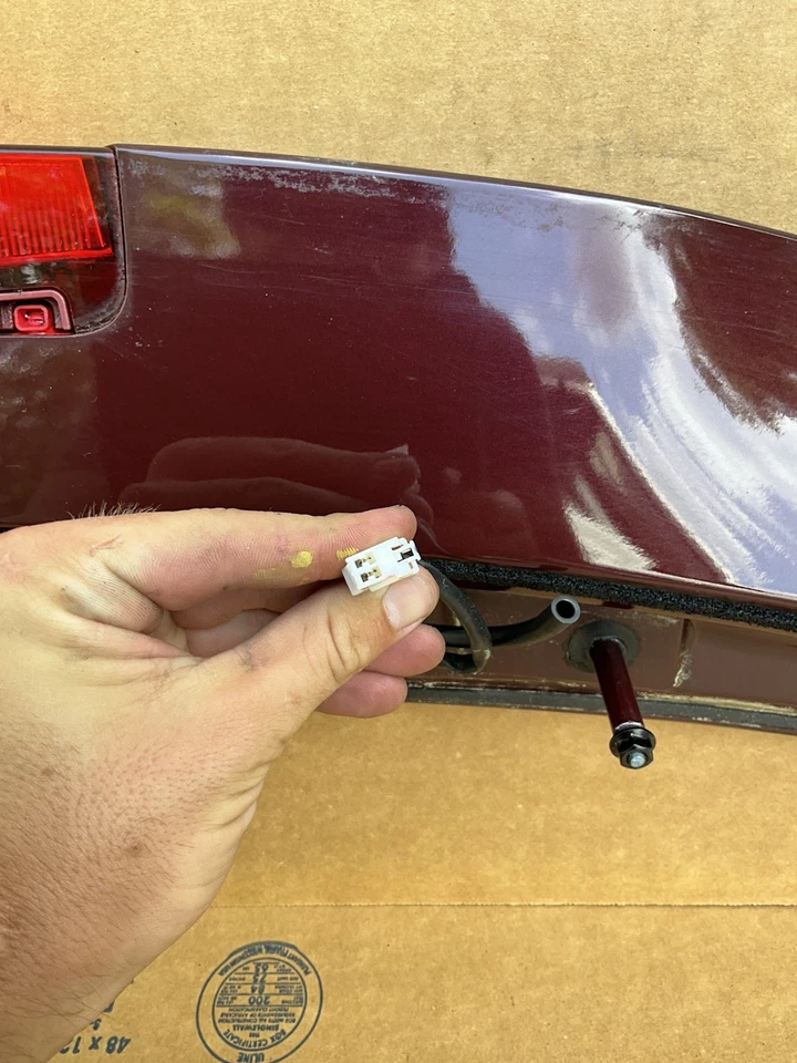 2015-2018 KIA SEDONA REAR TAILGATE WING SPOILER W/ THIRD BRAKE LIGHT MAROON OEM - Image 4 of 4