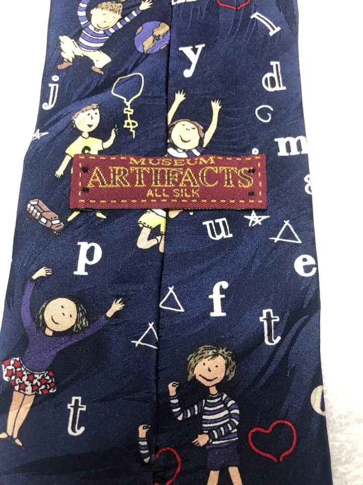 ARTEFATOS DE MUSEU GRAVATA MASCULINA AZUL MARINHO COM CRIANÇAS E CORAÇÕES 4 X 58 NOVA COM ETIQUETAS - Imagem 4 de 4