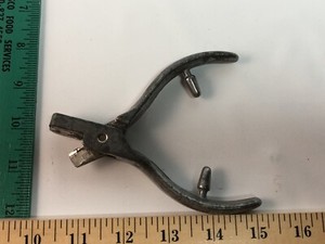 STONE EAR NOTCHER V DIE PIG CATTLE HAND TOOL PUNCH IDENTIFICATION