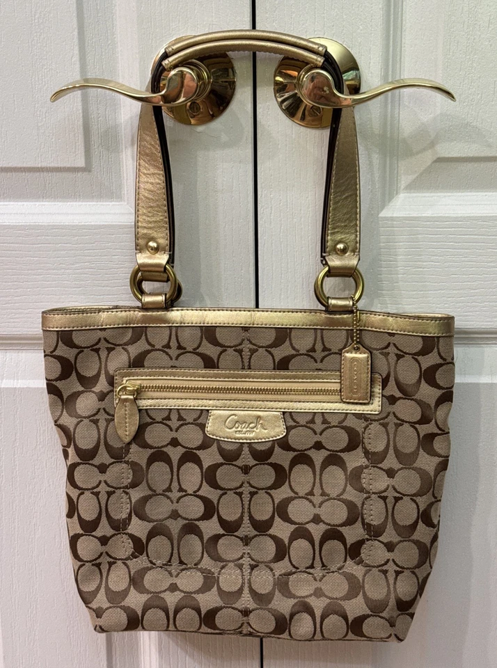 Bolso de mano COACH tela exclusiva y logotipo con ribete de cuero dorado. Foto 3 de 4