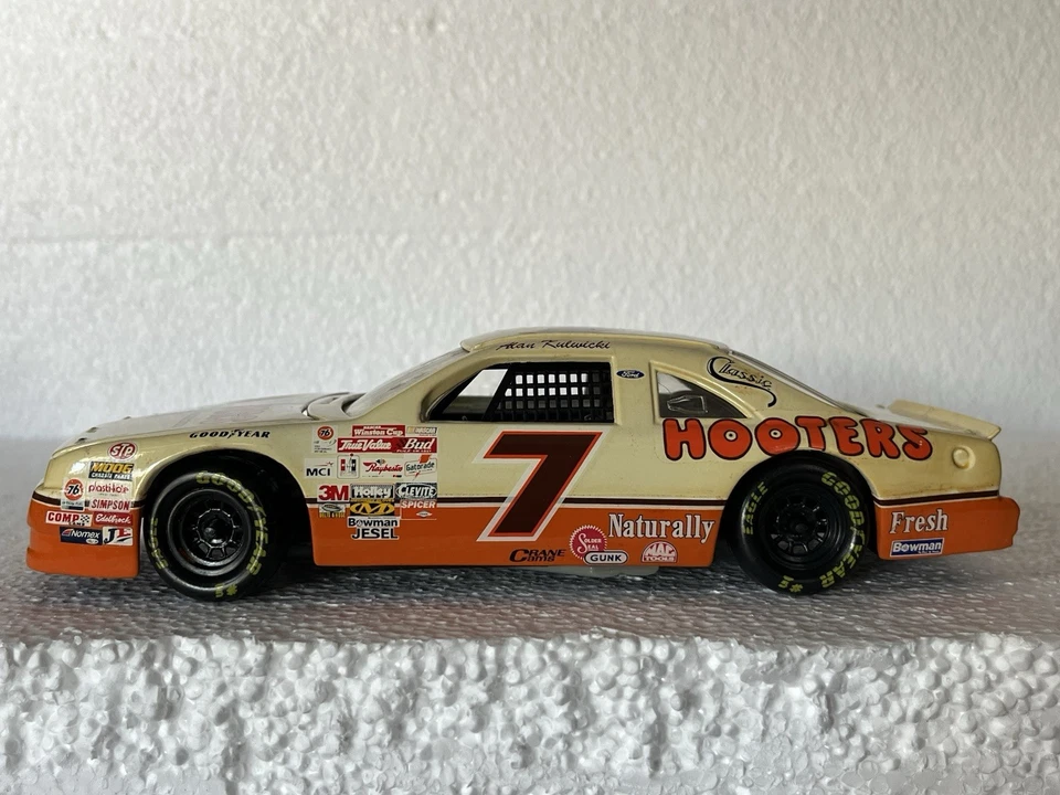 REVELL 1991 NASCAR Ford Thunderbird #7 Alan Kulwicki escala 1:24 HOOTERS Foto 2 de 4