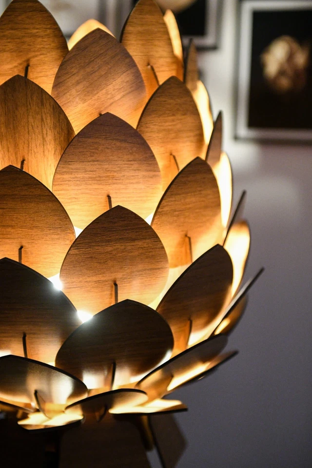 Lámpara de pie de diseño de piña de madera natural, lámpara de pie de piña de madera natural Foto 4 de 4