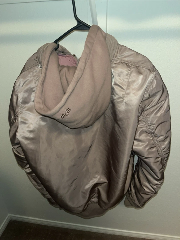 Jaqueta Bombardeiro ALPHA INDUSTRIES Feminina MA-1 Natus com Capuz Rosa Tamanho GG - Imagem 4 de 4