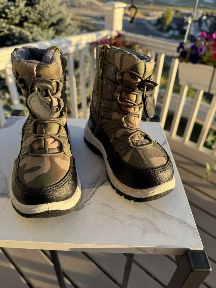 RUGGED BEAR LITTLE BOY'S WINTER SNOW BOOTS, SZ 8M, EXCELLENT CLEAN & GREAT SOLES - Image 2 of 4