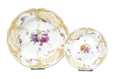 2 KPM Berlin Teller Antikzierat Dekor Potsdamer Stadtschloss Ø 24 cm & Ø 17 cm