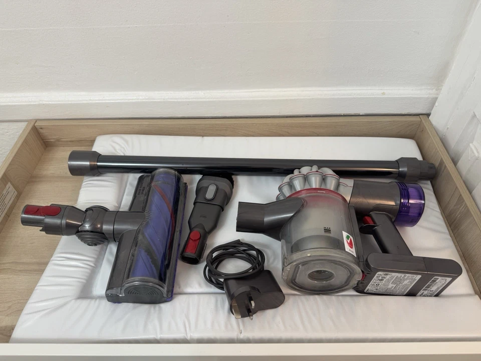 Dyson V8 Advanced, photo 2 of 5