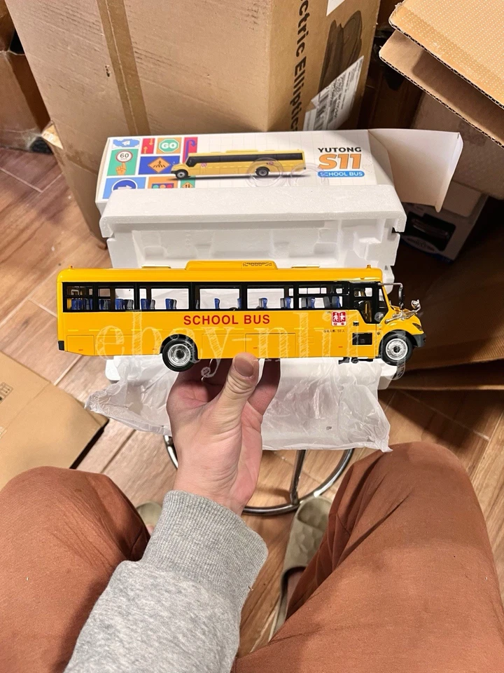 Coche modelo diecast de autobús escolar estilo americano Yutong escala 1:42 Foto 2 de 4