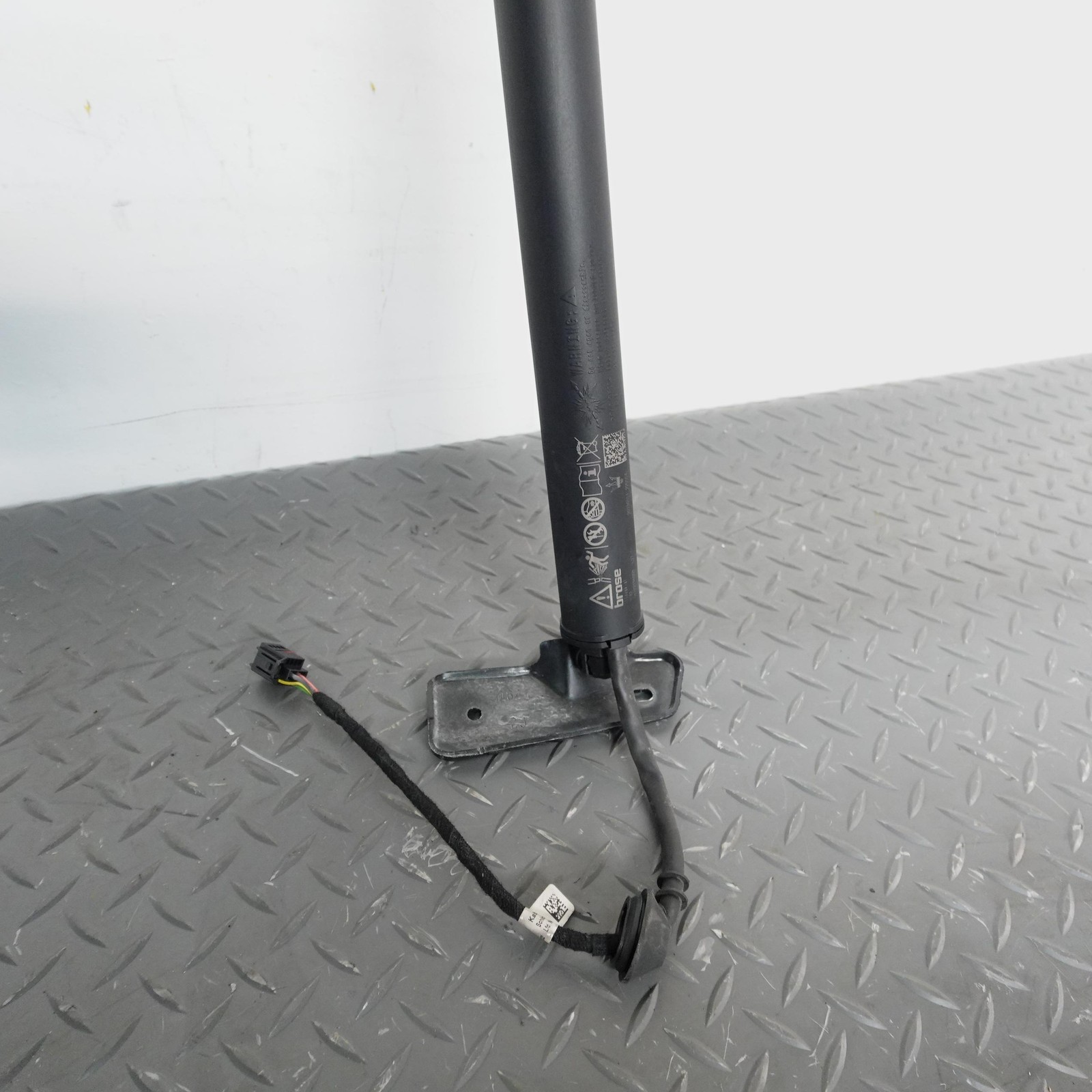 Maserati Grecale Folgore 2023-2026 Left Trunk strut P/N 06702196000
