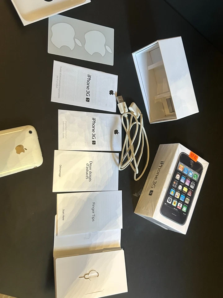 Iphone 3 GS 32 GB White w/ Seal on box Rare Nice Phone Turns On FREE SHIPPING - Image 4 of 4