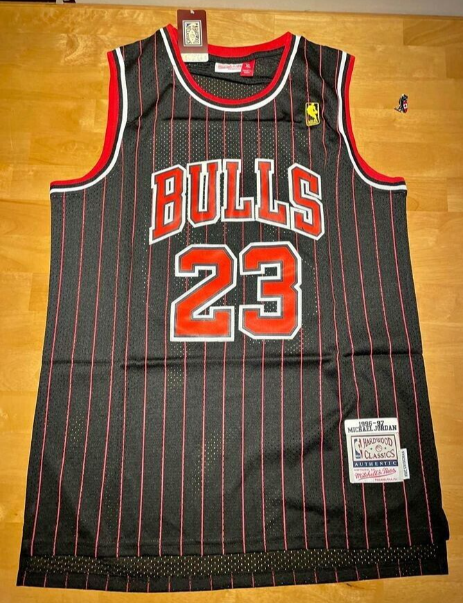 NBA 1996-97 Chicago Bulls Michael Jordan #23 Jersey XL Mitchell 