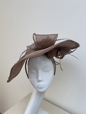 Nowy duży falowany fascynator taupe norek na taśmie