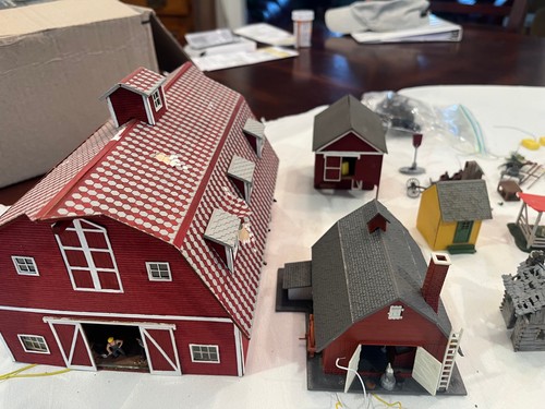 HO Large Farm/Horses Scene, Buildings, Figures